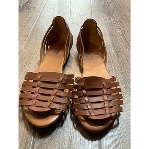 NWOT Arizona Jean Co. women’s 8M New without tags. Brown faux leather sandals